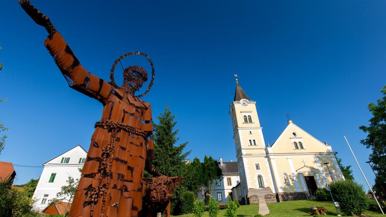 Hl. Franziskus vor der Kirche Hl. Franziskus vor der Kirche